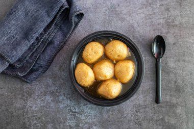 Lezzetli Nolen Gurer Rosogolla, Zengin Lezzetler ve Eşsiz Hurma Jaggery Esansı ile Tatlı Bengali Geleneği