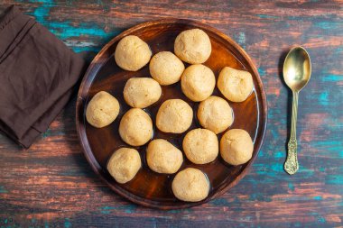 Lezzetli Nolen Gurer Rosogolla, Zengin Lezzetler ve Eşsiz Hurma Jaggery Esansı ile Tatlı Bengali Geleneği