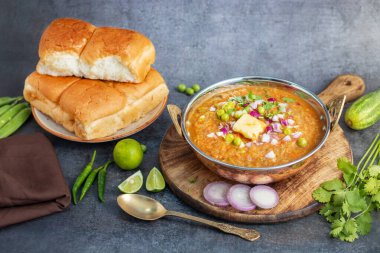 Pav Bhaji, tereyağlı, tost ekmeği ile servis edilen baharatlı, sebze püresi..