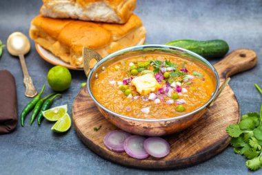 Pav Bhaji, tereyağlı, tost ekmeği ile servis edilen baharatlı, sebze püresi..
