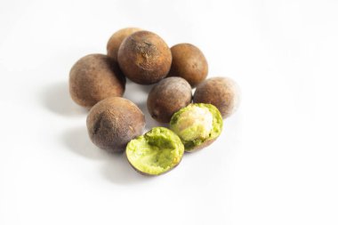 Bahera (Terminalia bellirica) koyu kahverengi kabuklu, astringen tadı olan, antioksidan bakımından zengin, Ayurvedic tıpta kullanılan tıbbi bir meyvedir..