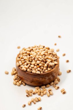 Siyah bezelyeler küçük, siyah noktalı bej baklagillerdir. Protein, lif ve temel besinler bakımından zengindirler. Genellikle çeşitli mutfaklarda kullanılır..