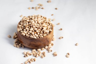 Siyah bezelyeler küçük, siyah noktalı bej baklagillerdir. Protein, lif ve temel besinler bakımından zengindirler. Genellikle çeşitli mutfaklarda kullanılır..