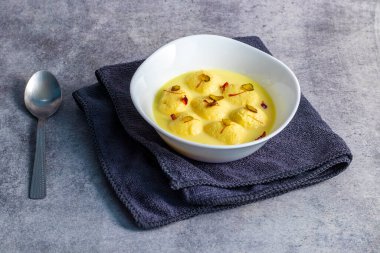 Rasmalai, safran, kakule ve fındıkla süslenmiş, tatlı, aromalı süte batırılmış chhena (paneer) hamur köftesinden yapılmış yumuşak, süngerimsi bir Hint tatlısıdır..
