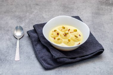 Rasmalai, safran, kakule ve fındıkla süslenmiş, tatlı, aromalı süte batırılmış chhena (paneer) hamur köftesinden yapılmış yumuşak, süngerimsi bir Hint tatlısıdır..