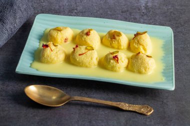 Rasmalai, safran, kakule ve fındıkla süslenmiş, tatlı, aromalı süte batırılmış chhena (paneer) hamur köftesinden yapılmış yumuşak, süngerimsi bir Hint tatlısıdır..