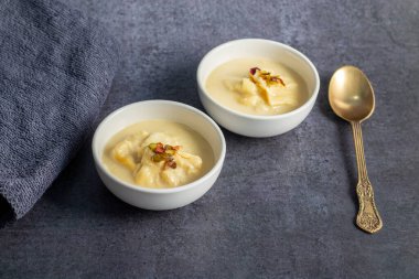  Rabdi, yavaş pişirilen sütle yapılan, sonra şekerle tatlandırılan, kakule katılmış ve fındıkla süslenmiş zengin, kremalı bir Hint tatlısıdır..