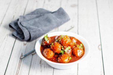 Sebzeli Mançurya, Hint-Çin baharatlı, bol yağda kızartılmış sebze köfteli ve biraz da tatlı soya soslu bir yemektir..