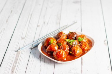 Sebzeli Mançurya, Hint-Çin baharatlı, bol yağda kızartılmış sebze köfteli ve biraz da tatlı soya soslu bir yemektir..