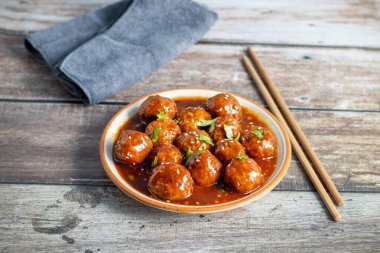  Sebzeli Mançurya, Hint-Çin baharatlı, bol yağda kızartılmış sebze köfteli ve biraz da tatlı soya soslu bir yemektir..