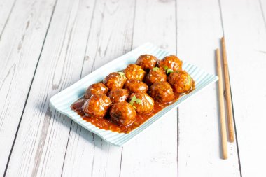  Sebzeli Mançurya, Hint-Çin baharatlı, bol yağda kızartılmış sebze köfteli ve biraz da tatlı soya soslu bir yemektir..