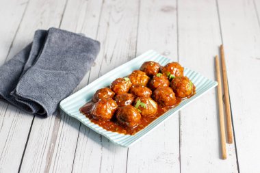  Sebzeli Mançurya, Hint-Çin baharatlı, bol yağda kızartılmış sebze köfteli ve biraz da tatlı soya soslu bir yemektir..