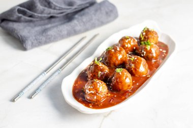  Sebzeli Mançurya, Hint-Çin baharatlı, bol yağda kızartılmış sebze köfteli ve biraz da tatlı soya soslu bir yemektir..