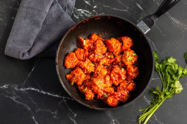 Gobi Mançurya, haşlanmış, kızartılmış ve soya-sarımsak sosuna batırılmış Hint-Çin karışımı baharatlı bir yemektir..