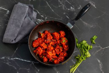 Gobi Mançurya, haşlanmış, kızartılmış ve soya-sarımsak sosuna batırılmış Hint-Çin karışımı baharatlı bir yemektir..