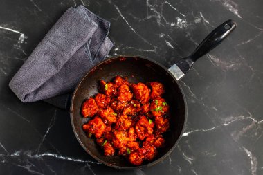 Gobi Mançurya, haşlanmış, kızartılmış ve soya-sarımsak sosuna batırılmış Hint-Çin karışımı baharatlı bir yemektir..