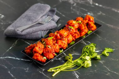 Gobi Mançurya, haşlanmış, kızartılmış ve soya-sarımsak sosuna batırılmış Hint-Çin karışımı baharatlı bir yemektir..