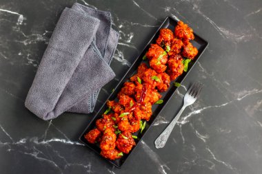 Gobi Mançurya, haşlanmış, kızartılmış ve soya-sarımsak sosuna batırılmış Hint-Çin karışımı baharatlı bir yemektir..