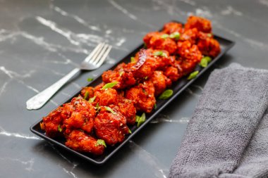 Gobi Mançurya, haşlanmış, kızartılmış ve soya-sarımsak sosuna batırılmış Hint-Çin karışımı baharatlı bir yemektir..