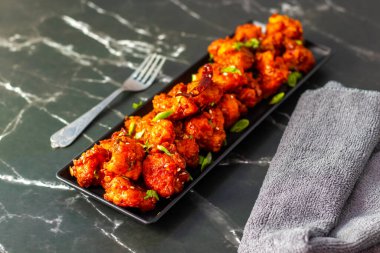 Gobi Mançurya, haşlanmış, kızartılmış ve soya-sarımsak sosuna batırılmış Hint-Çin karışımı baharatlı bir yemektir..