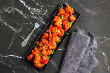 Gobi Mançurya, haşlanmış, kızartılmış ve soya-sarımsak sosuna batırılmış Hint-Çin karışımı baharatlı bir yemektir..