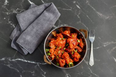 Gobi Mançurya, haşlanmış, kızartılmış ve soya-sarımsak sosuna batırılmış Hint-Çin karışımı baharatlı bir yemektir..