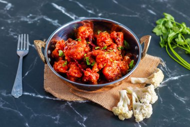 Gobi Mançurya, haşlanmış, kızartılmış ve soya-sarımsak sosuna batırılmış Hint-Çin karışımı baharatlı bir yemektir..