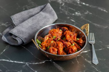 Gobi Mançurya, haşlanmış, kızartılmış ve soya-sarımsak sosuna batırılmış Hint-Çin karışımı baharatlı bir yemektir..