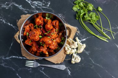 Gobi Mançurya, haşlanmış, kızartılmış ve soya-sarımsak sosuna batırılmış Hint-Çin karışımı baharatlı bir yemektir..