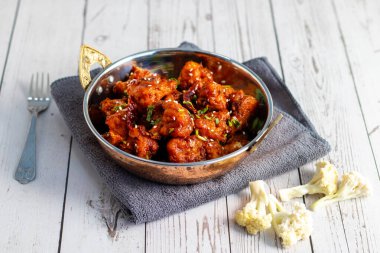 Gobi Mançurya, haşlanmış, kızartılmış ve soya-sarımsak sosuna batırılmış Hint-Çin karışımı baharatlı bir yemektir..