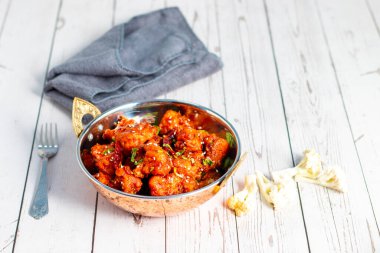 Gobi Mançurya, haşlanmış, kızartılmış ve soya-sarımsak sosuna batırılmış Hint-Çin karışımı baharatlı bir yemektir..