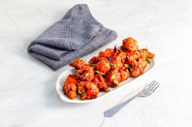 Gobi Mançurya, haşlanmış, kızartılmış ve soya-sarımsak sosuna batırılmış Hint-Çin karışımı baharatlı bir yemektir..