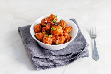 Gobi Mançurya, haşlanmış, kızartılmış ve soya-sarımsak sosuna batırılmış Hint-Çin karışımı baharatlı bir yemektir..