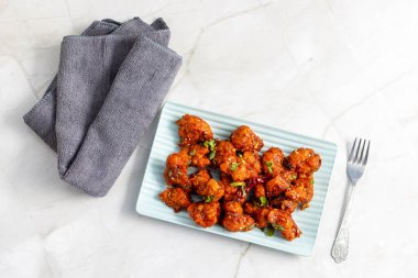 Gobi Mançurya, haşlanmış, kızartılmış ve soya-sarımsak sosuna batırılmış Hint-Çin karışımı baharatlı bir yemektir..