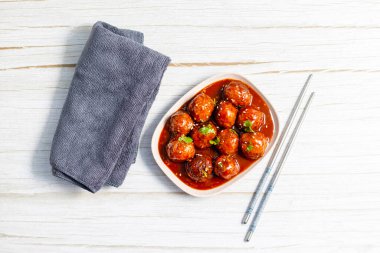 Sebzeli Mançurya, Hint-Çin baharatlı, bol yağda kızartılmış sebze köfteli ve biraz da tatlı soya soslu bir yemektir..