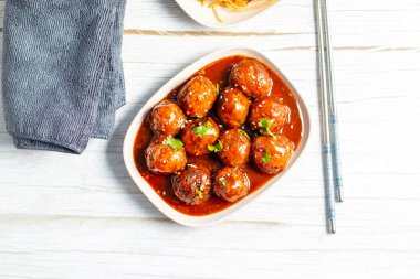 Sebzeli Mançurya, Hint-Çin baharatlı, bol yağda kızartılmış sebze köfteli ve biraz da tatlı soya soslu bir yemektir..