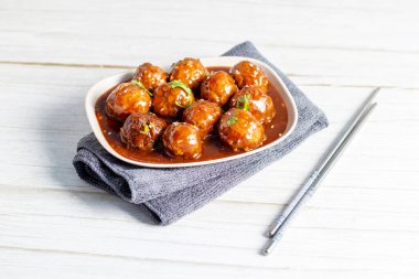 Sebzeli Mançurya, Hint-Çin baharatlı, bol yağda kızartılmış sebze köfteli ve biraz da tatlı soya soslu bir yemektir..