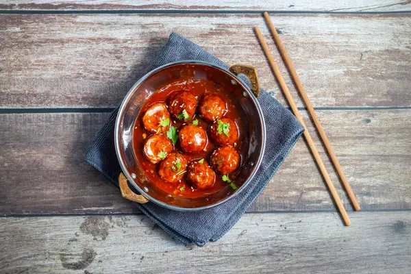 Sebzeli Mançurya, Hint-Çin baharatlı, bol yağda kızartılmış sebze köfteli ve biraz da tatlı soya soslu bir yemektir..