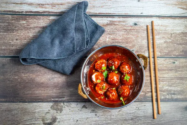  Sebzeli Mançurya, Hint-Çin baharatlı, bol yağda kızartılmış sebze köfteli ve biraz da tatlı soya soslu bir yemektir..