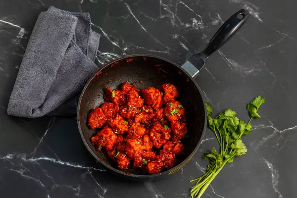 Gobi Mançurya, haşlanmış, kızartılmış ve soya-sarımsak sosuna batırılmış Hint-Çin karışımı baharatlı bir yemektir..