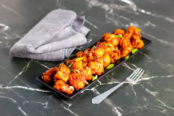 Gobi Mançurya, haşlanmış, kızartılmış ve soya-sarımsak sosuna batırılmış Hint-Çin karışımı baharatlı bir yemektir..