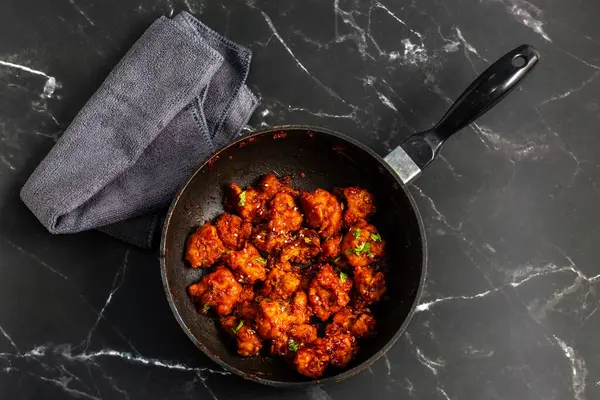 Gobi Mançurya, haşlanmış, kızartılmış ve soya-sarımsak sosuna batırılmış Hint-Çin karışımı baharatlı bir yemektir..