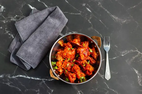 Gobi Mançurya, haşlanmış, kızartılmış ve soya-sarımsak sosuna batırılmış Hint-Çin karışımı baharatlı bir yemektir..