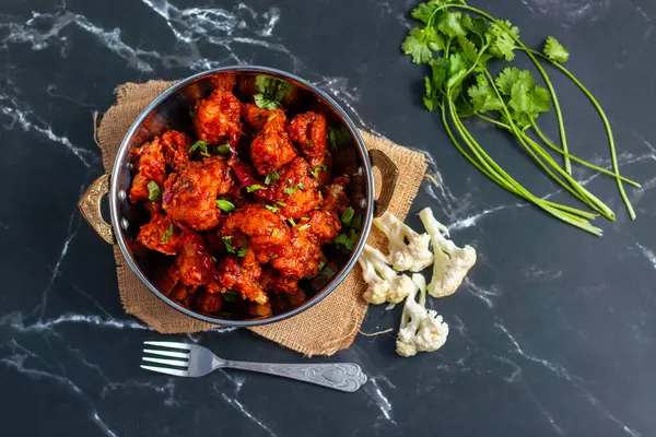 Gobi Mançurya, haşlanmış, kızartılmış ve soya-sarımsak sosuna batırılmış Hint-Çin karışımı baharatlı bir yemektir..