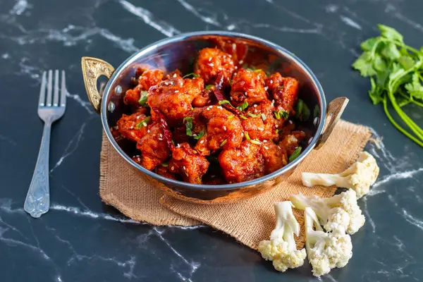 Gobi Mançurya, haşlanmış, kızartılmış ve soya-sarımsak sosuna batırılmış Hint-Çin karışımı baharatlı bir yemektir..