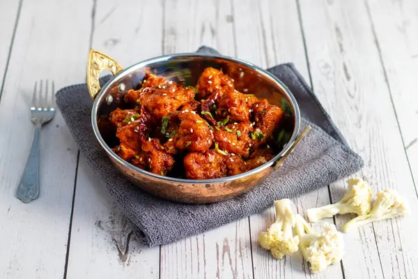 Gobi Mançurya, haşlanmış, kızartılmış ve soya-sarımsak sosuna batırılmış Hint-Çin karışımı baharatlı bir yemektir..