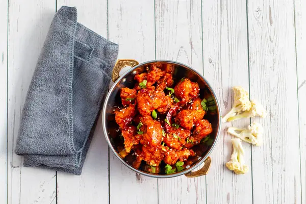 Gobi Mançurya, haşlanmış, kızartılmış ve soya-sarımsak sosuna batırılmış Hint-Çin karışımı baharatlı bir yemektir..