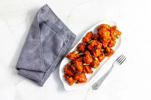 Gobi Mançurya, haşlanmış, kızartılmış ve soya-sarımsak sosuna batırılmış Hint-Çin karışımı baharatlı bir yemektir..