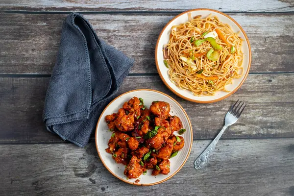 Baharatlı, keskin soslu çıtır Gobi Mançurya peyniri yanında sebzeli, sarımsaklı ve soya aromalı erişte. Lezzetli bir Hint-Çin lezzeti.!