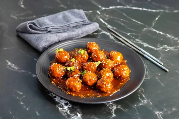 Sebzeli Mançurya, Hint-Çin baharatlı, bol yağda kızartılmış sebze köfteli ve biraz da tatlı soya soslu bir yemektir..